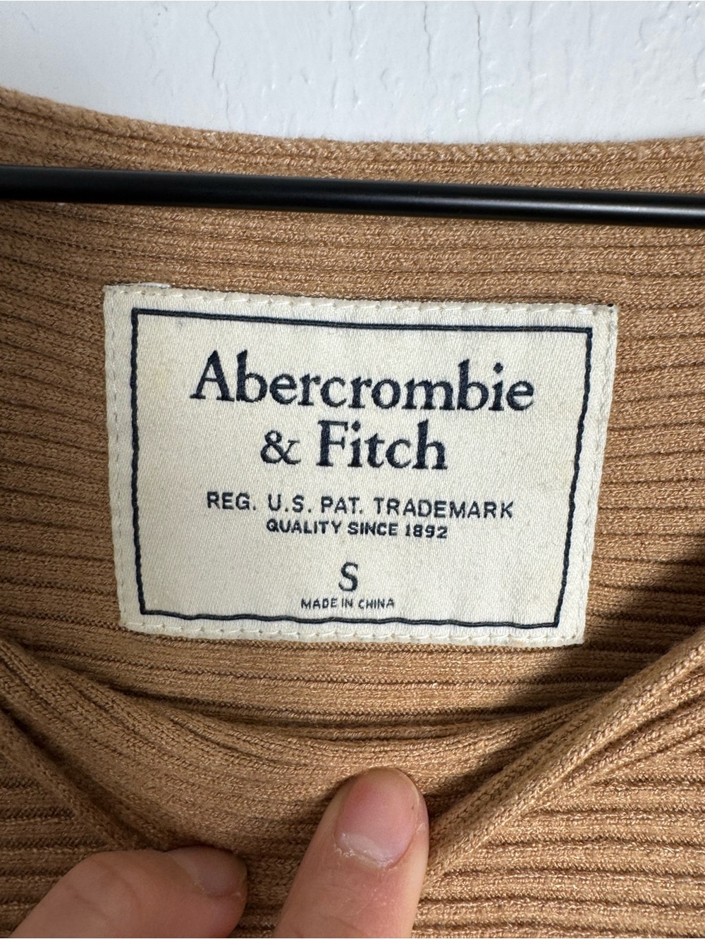 Abercrombie & Fitch Camel Brown Ribbed  Knit Sweater - Picture 2 of 13